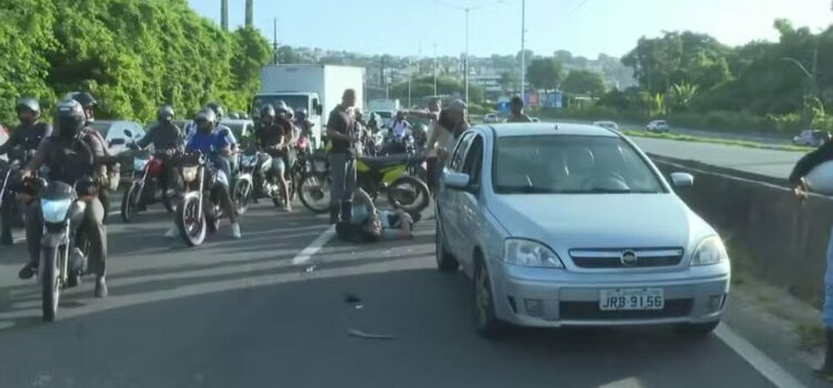Acidente com quatro feridos deixa trânsito congestionado na BR-324, em Salvador
