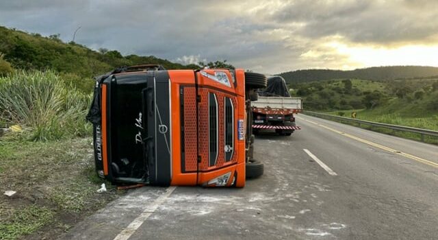 Dois acidentes são registrados no mesmo dia em trecho da BR-116; campanha sobre duplicação cresce no Sudoeste da Bahia