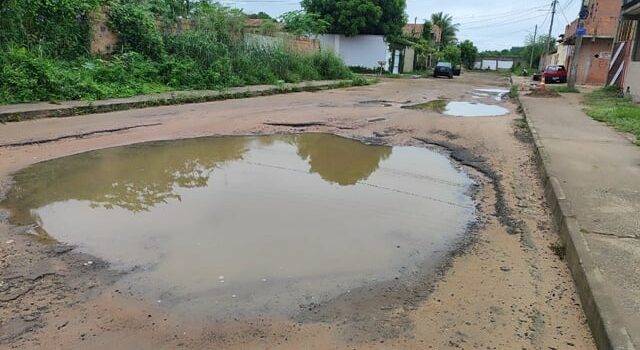 Moradores enfrentam problemas em rua há mais de 20 anos devido problemas em definição de cidades