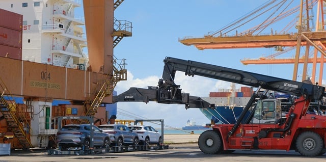 Gigante chinesa BYD desembarca quase 2 mil veículos elétricos no Porto de Suape