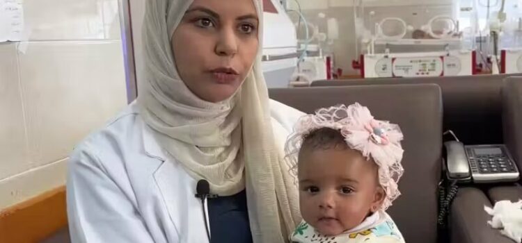 Bebê encontrada em cima de árvore em Gaza é adotada por pediatra e está linda