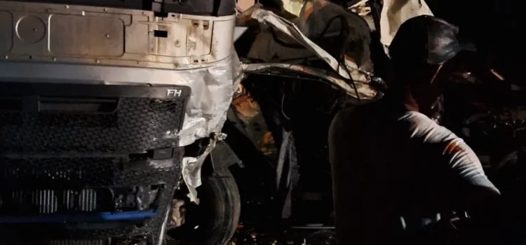 Motorista morre em acidente entre carreta e caminhão na BR-116, próximo a Serra do Mutum