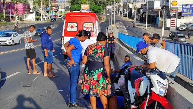 Colisão entre motocicletas deixa trânsito lento no viaduto da Avenida Noide Cerqueira com a Getúlio Vargas