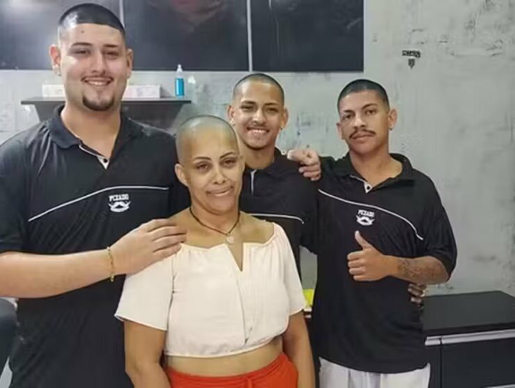 Barbeiros cortam os próprios cabelos em apoio a cliente com câncer