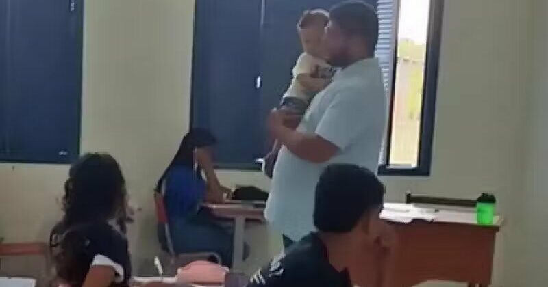 Professor segura bebê para aluna fazer prova e é elogiado nas redes