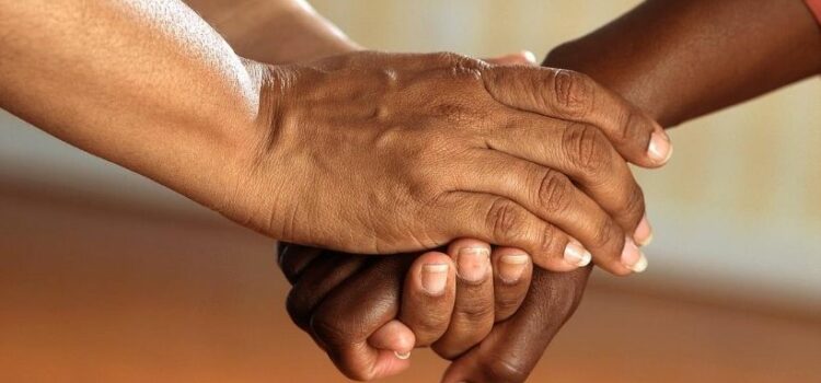 Família brasileira que mora na Espanha precisa da sua ajuda
