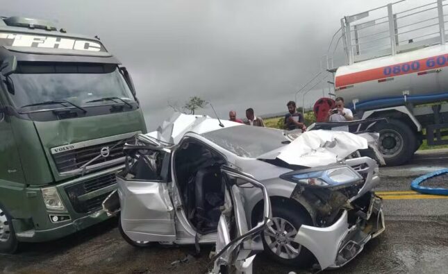 Duas pessoas ficam feridas após engavetamento entre carro e duas carretas na Bahia; veículo ficou destruído com impacto