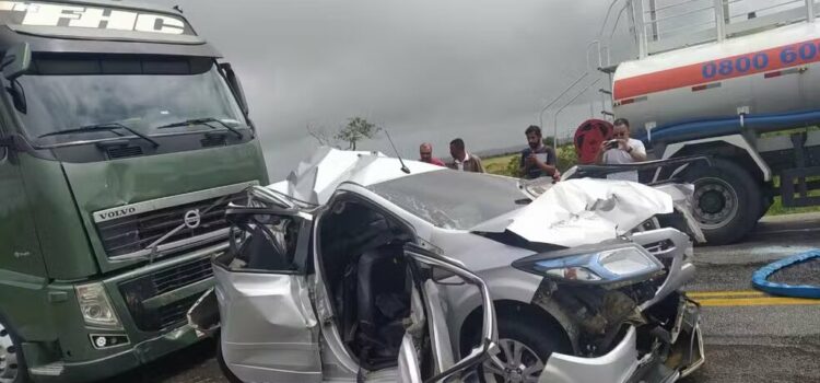 Duas pessoas ficam feridas após engavetamento entre carro e duas carretas na Bahia; veículo ficou destruído com impacto