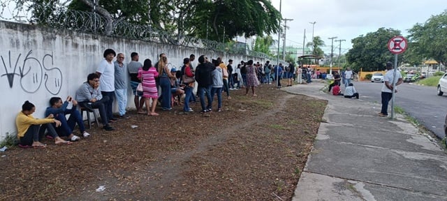 Cerca de 600 pessoas aguardam atendimento no TRE em Feira de Santana; prazo para regularizar o título é até quarta-feira (8)