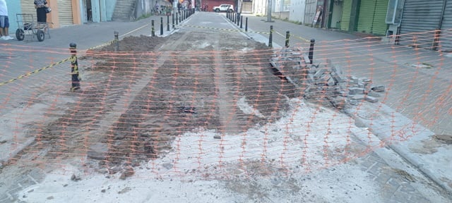 Comerciantes e clientes reclamam de obra inacabada há mais de dois meses no centro de Feira de Santana 