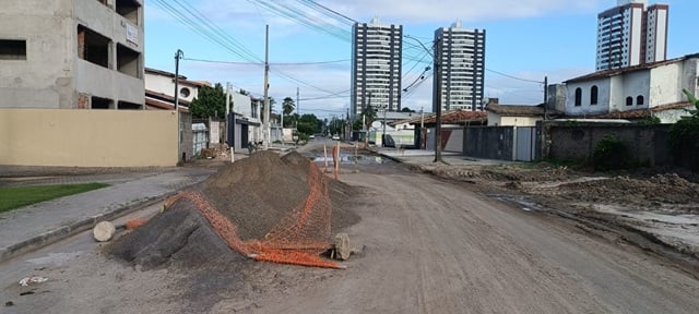 Morador reclama que rua ficou intransitável após manutenção da Embasa 