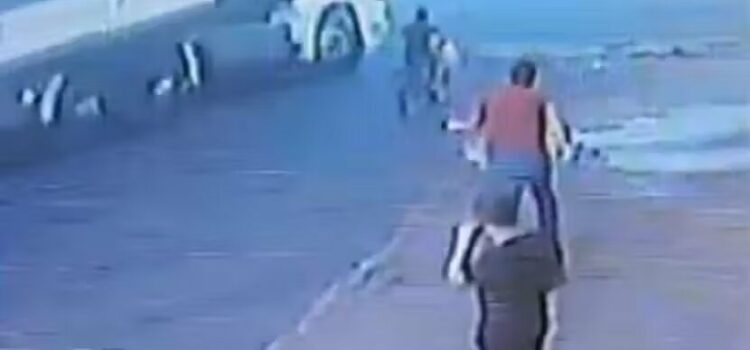 Comerciante salva criança de bike que seria atropelada por caminhão
