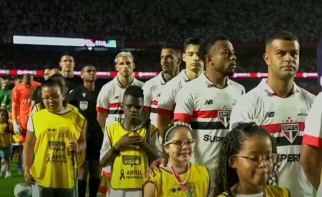 Jogadores do Palmeiras e São Paulo entram em campo com crianças cegas; Abril Marrom