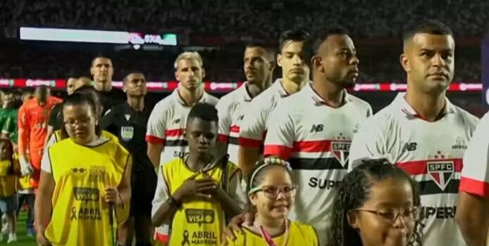 Jogadores do Palmeiras e São Paulo entram em campo com crianças cegas; Abril Marrom