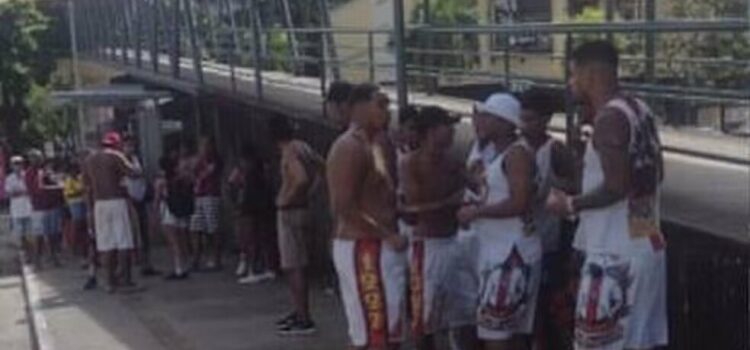 Ônibus com torcedores do Vitória é atingido por bomba em Salvador; vidro do fundo do veículo ficou destruído