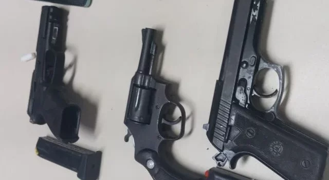 Três homens morrem em confronto com a PM em Feira de Santana; um ficou ferido após colidir veículo durante fuga