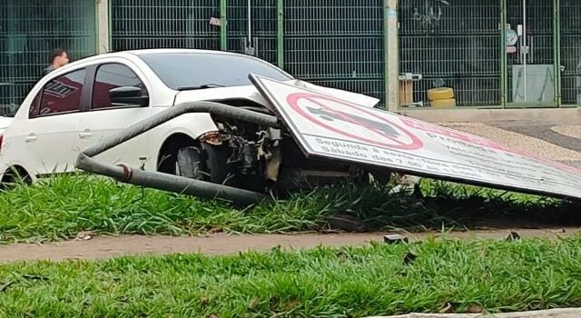 Carro derruba placa de sinalização e fica parcialmente destruído em acidente na Avenida Maria Quitéria