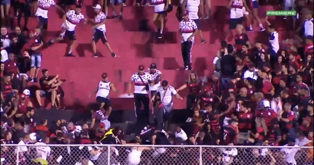 Membros da torcida do Flamengo se agridem no duelo contra o Vitória no Barradão