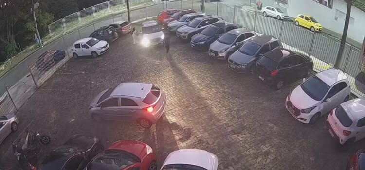 Dupla armada aborda e rouba carro de alunas em estacionamento de campus da Ufba