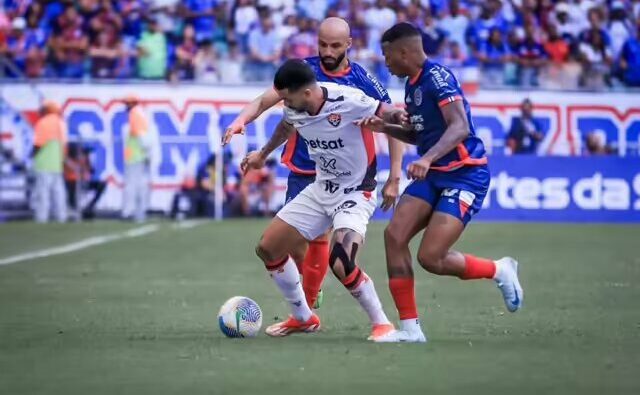 Com gols de Everton Ribeiro e Juba, Bahia vence Ba-Vi e volta a triunfar no Brasileirão