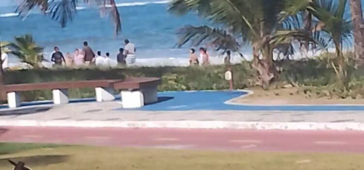 Dois homens morrem e um é socorrido por helicóptero do Graer após se afogarem em praia da Região Metropolitana de Salvador