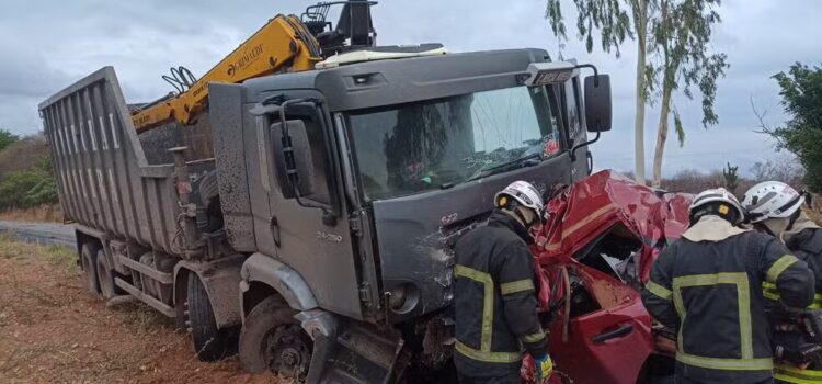 Motorista morre e parte frontal do carro é esmagada em batida na BA