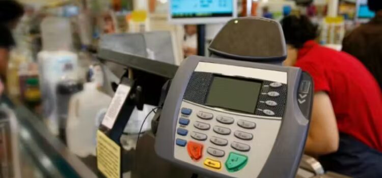 Gentileza de desconhecido que pagou conta de idosa no mercado provoca corrente do bem