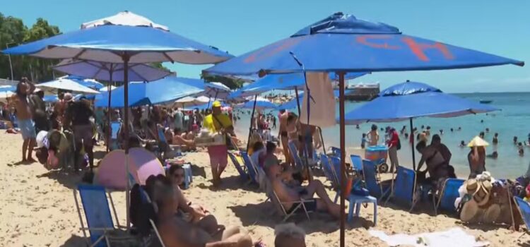 Kits de ambulantes em praia de Salvador serão disponibilizados por demanda após polêmica de alta ocupação na faixa de areia