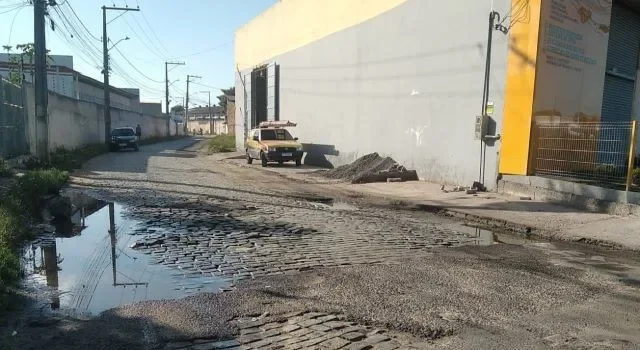 Estradas e calçamentos obstruídos, bueiro jorrando e entulho; confira reclamações de moradores