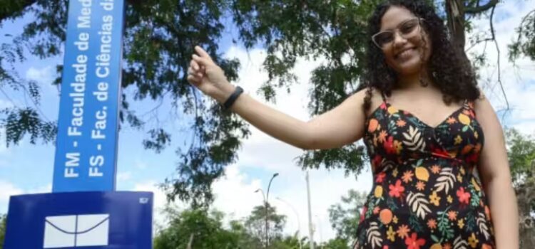 Filha de pedreiro é aprovada em 3 universidades para Medicina; “não imaginava”