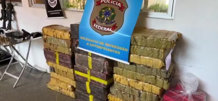 PF de SE prende dois caminhoneiros com cerca de 400 quilos de drogas e armas no interior da BA