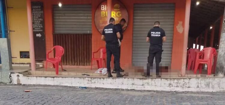 Jovem de 25 anos e adolescente de 17 são mortos a tiros em frente a hamburgueria no sul da Bahia