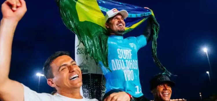 Ítalo Ferreira conquista título, vira número 1 do mundo e homenageia Senna;