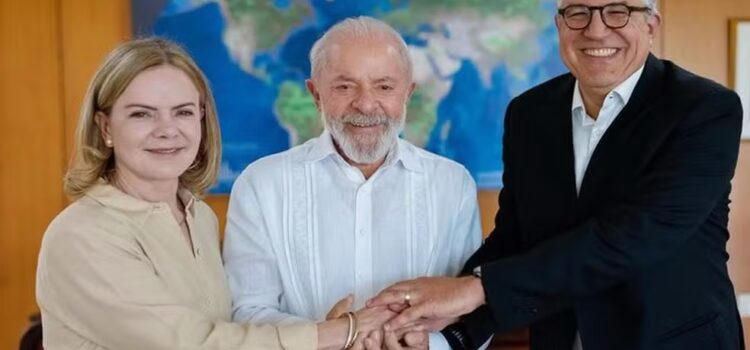 Lula define Gleisi Hoffmann como substituta de Padilha na articulação política; posse será dia 10 de março