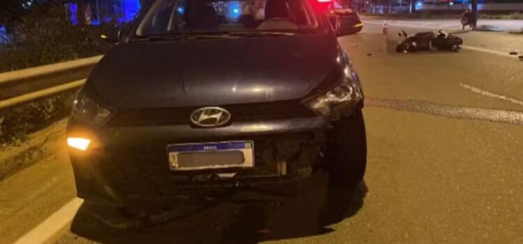 Jovem morre em acidente após perder controle da moto e bater em dois carros em Feira de Santana
