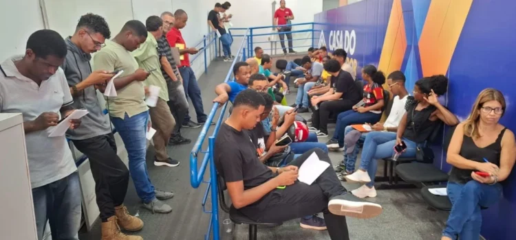 Casa do Trabalhador registra grande movimento de candidatos em busca de vagas de emprego