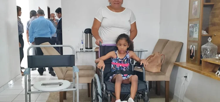 Após apelo, criança com paralisia cerebral recebe doações de cadeiras de rodas