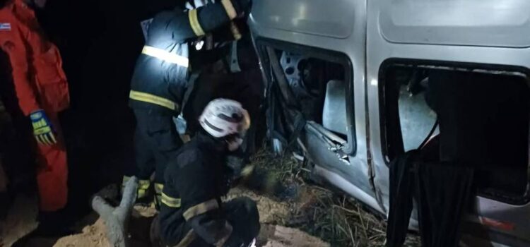 Onze pessoas morrem após batida entre van e carreta na Bahia
