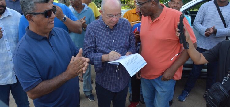 José Ronaldo autoriza início de obras de praça na sede de Jaíba