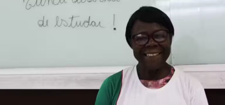 Idosa de 70 que fazia serviços gerais é aprovada na faculdade; vai realizar sonho
