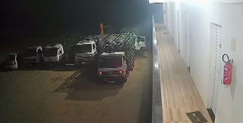 Caminhão com 280 botijões de gás é furtado por homens encapuzados em distribuidora na Bahia; prejuízo estimado é de R$ 100 mil