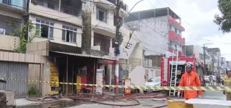 Incêndio atinge loja de estofados e deixa feridos em Salvador