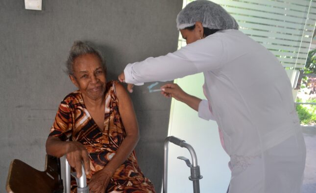 Mais de 1.600 pessoas são vacinadas contra a gripe no primeiro dia da campanha