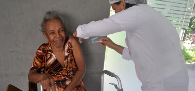 Mais de 1.600 pessoas são vacinadas contra a gripe no primeiro dia da campanha