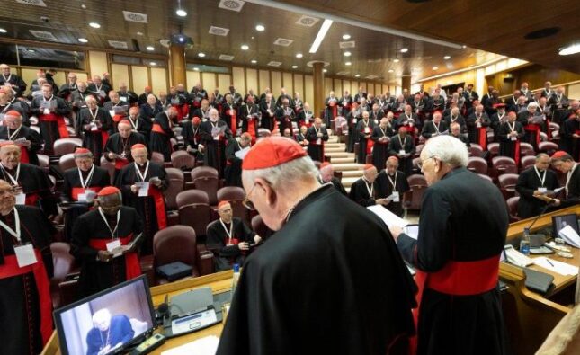 Todos cardeais eleitores votam no Conclave, mesmo com limite de 120 superado