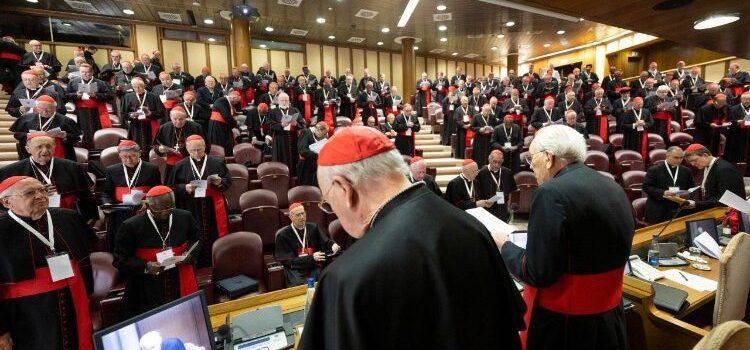 Todos cardeais eleitores votam no Conclave, mesmo com limite de 120 superado