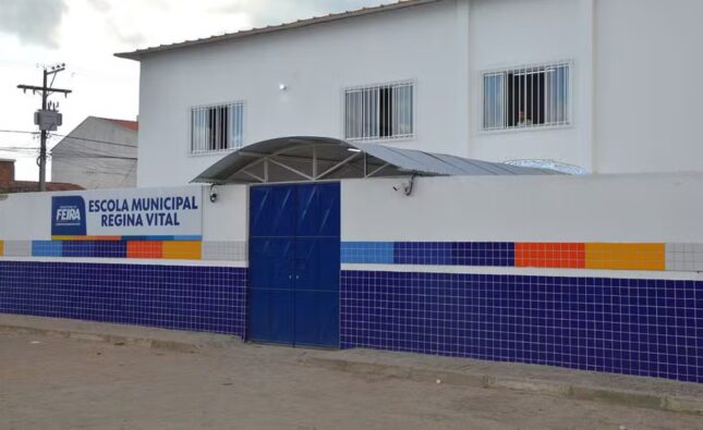 Professores da rede municipal de Feira de Santana fazem paralisação após mudança na carga horária