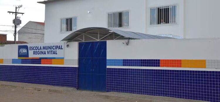 Professores da rede municipal de Feira de Santana fazem paralisação após mudança na carga horária