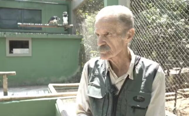 Conheça o idoso brasileiro que há 44 anos salva aves em extinção