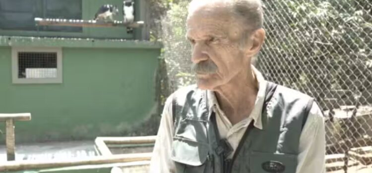 Conheça o idoso brasileiro que há 44 anos salva aves em extinção